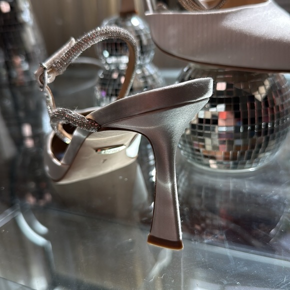 Badgley Mischka Kamilah White Satin - Picture 11 of 14